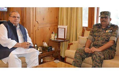 ஜம்மு-காஷ்மீர் தலைநகர் ஸ்ரீநகரில் ஆளுநர் சத்யபால் மாலிக்கை செவ்வாய்க்கிழமை சந்தித்து பேசிய சிஆர்பிஎஃப் ஏடிஜி ஜல்பிகர் ஹசன்.