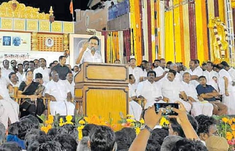 தாரமங்கலத்தில் நடைபெற்ற கருணாநிதி சிலைத் திறப்பு விழாவில் பேசுகிறார் திமுக தலைவர் மு.க. ஸ்டாலின்.