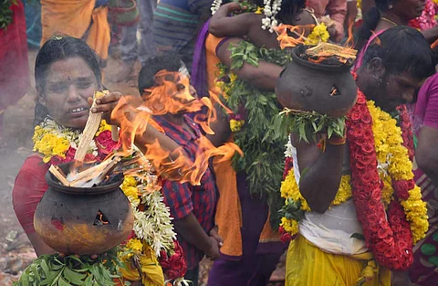 அம்மன் கோவில்களில் நேர்த்திக்கடன் செலுத்திய பக்தர்கள்