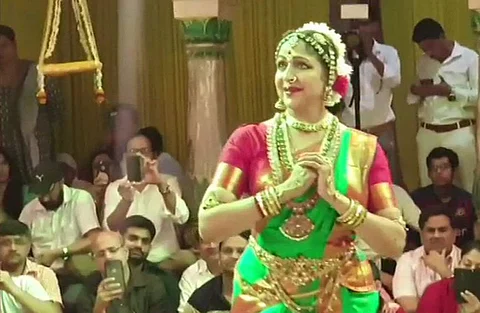 கோயில் திருவிழாவில் ஹேமமாலினி நடனம்