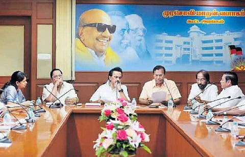 சென்னையில் திமுக தலைமை அலுவலகமான அண்ணா அறிவாலயத்தில்  நடைபெற்ற அந்தக் கட்சியின் நாடாளுமன்ற உறுப்பினர்களுடனான ஆலோசனைக் கூட்டத்தில் பங்கேற்ற கட்சியின் தலைவர் மு.க.ஸ்டாலின்,