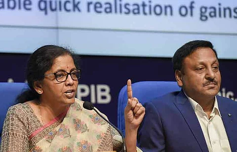 தில்லியில் செய்தியாளர்களுக்குப் பேட்டியளிக்கும் மத்திய நிதியமைச்சர் நிர்மலா சீதாராமன்.  உடன் நிதித் துறைச் செயலர் ராஜீவ் குமார்