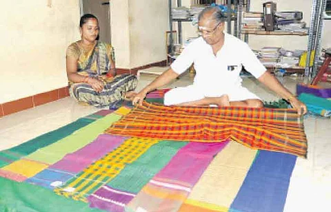 காரைக்குடி கைத்தறி கண்டாங்கி சேலை குறித்து விளக்கிய ராஜீவ் காந்தி கூட்டுறவு நெசவாளர்கள் சங்க முன்னாள் தலைவர் பழனியப்பன். 