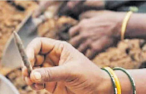 கீழடி அகழாய்வில் கண்டுபிடிக்கப்பட்ட எலும்பில் வடிவமைக்கப்பட்ட எழுத்தாணி.