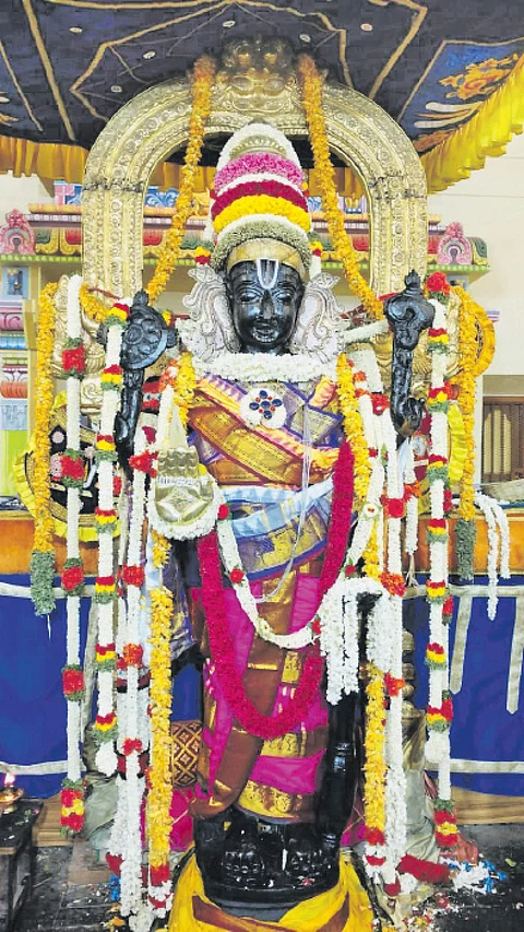 36-ஆவது நாளான திங்கள்கிழமை இளஞ்சிவப்பு நிறப் பட்டாடையில் அருள்பாலித்த அத்திவரதர்.