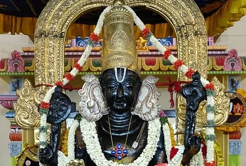 41-ம் நாளில் வெண்ணிறப் பட்டாடையில் காட்சியளிக்கும் அத்திவரதர்