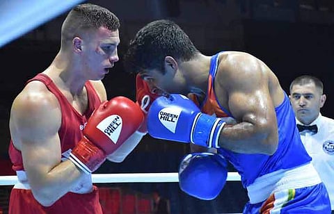 எதிராளிக்கு குத்து விடும் பிரிஜேஷ் யாதவ்.