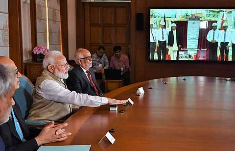 இந்தியாநேபாளம் இடையேயான பெட்ரோலியக் குழாயை காணொலிக் காட்சி வாயிலாக செவ்வாய்க்கிழமை திறந்து வைத்த பிரதமர் நரேந்திர மோடி.