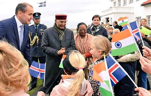 ஐஸ்லாந்து தலைநகர் ரெய்க்ஜாவிக்கில் அந்நாட்டுச் சிறாருடன்  கலந்துரையாடிய குடியரசுத் தலைவர் ராம்நாத் கோவிந்த். உடன் அவரின் மனைவி சவிதா கோவிந்த், ஐஸ்லாந்து அதிபர் குட்னி ஜோஹான்சன்.