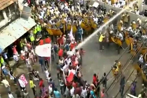 மேற்குவங்கத்தில் போராட்டம் நடத்திய இடதுசாரி அமைப்பை தடுக்கும் போலீஸார்