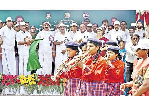 சென்னை தீவுத்திடலில்  மழைநீர் சேகரிப்பு, நெகிழி ஒழிப்பு மற்றும் டெங்கு காய்ச்சல் தடுப்பு குறித்த விழிப்புணர்வு ஊர்வலத்தைத் தொடக்கி வைத்த முதல்வர் எடப்பாடி கே.பழனிசாமி. 