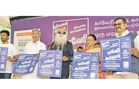 காவிரி கூக்குரல் பேரணியின் வரவேற்பு நிகழ்ச்சியில் விழிப்புணர்வு பதாகையுடன் (இடமிருந்து) திமுக  சட்டப்பேரவை உறுப்பினர்கள் அன்பில் மகேஷ் பொய்யாமொழி, கே.என். நேரு, 