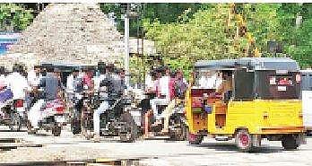 சீர்காழி ரயில் நிலைய சாலையில் தொடரும் போக்குவரத்து நெரிசல்..!