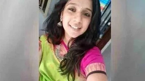 மரணமடைந்த இளம்பெண் சுபஸ்ரீ
