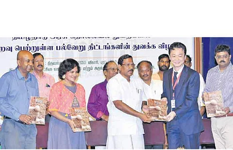தொல்லியல் துறையின் கீழடி - வைகை நதிக்கரையில் சங்ககால நகர நாகரிகம் என்ற நூலினை அமைச்சர் க.பாண்டியராஜன் வெளியிட, அதைப் பெற்றுக் கொள்கிறார் எம்.யு.எஃப்.ஜி. வங்கி மேலாண்மை இயக்குநர் 