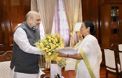 தில்லியில் மத்திய உள்துறை அமைச்சர் அமித் ஷாவை வியாழக்கிழமை சந்தித்துப் பேசிய மம்தா பானர்ஜி.