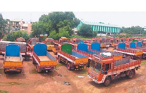 நாமக்கல்- சேலம் சாலையில் உள்ள தாலுகா லாரி உரிமையாளர்கள் சங்க வளாகத்தில் நிறுத்தப்பட்டிருந்த லாரிகள்.
