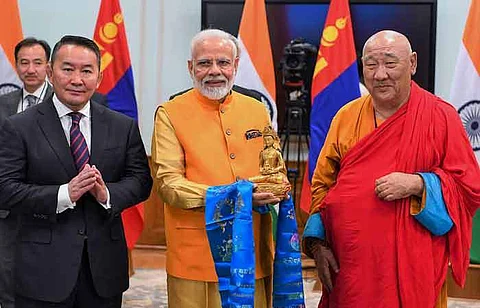 புத்தர் சிலையை, பெளத்த துறவி முன்னிலையில், தில்லியில் இருந்து காணொலி வழியாக கூட்டாகத் திறந்து வைத்த நிகழ்ச்சியில்அந்நாட்டு அதிபர் கல்த்மாஜின் பதுல்கா, பிரதமர் நரேந்திர மோடி.