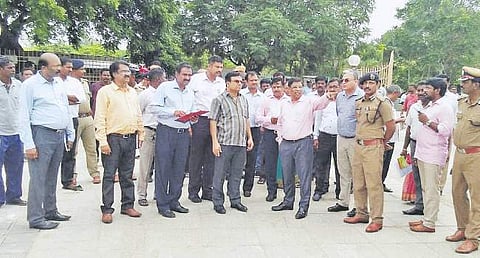 மாமல்லபுரத்தில் பாதுகாப்பு ஏற்பாடுகள் குறித்து ஆய்வு செய்த  தமிழக தலைமைச் செயலர் கே.சண்முகம், காவல்துறை டிஜிபி ஜே.கே.திரிபாதி உள்ளிட்டோர். 