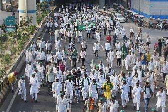 தில்லி நோக்கி பேரணியாக வந்த விவசாயிகள்!