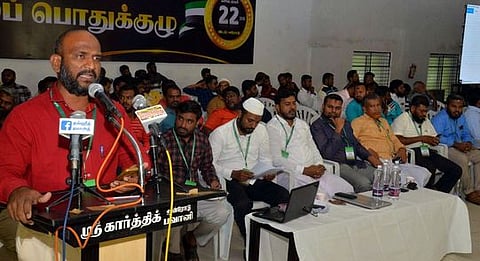 கூட்டத்தில் பேசுகிறாா் தமிழ்நாடு தவ்ஹீத் ஜமாஅத் மாநில செயலாளா் இப்ராஹிம்.