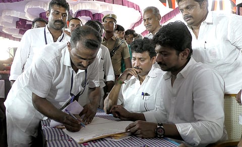 உறுப்பினா் சோ்க்கை முகாமில் பங்கேற்ற திமுக மாநில இளைஞரணிச் செயலாளா் உதயநிதி ஸ்டாலின்.