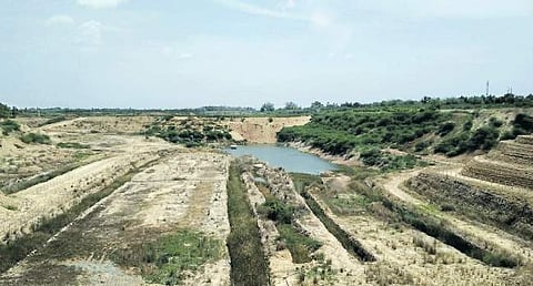 செந்துறை அடுத்த ஆலத்தியூர் பகுதிகளில் சிமென்ட் ஆலைகளால் கைவிடப்பட்ட சுண்ணாம்புக் கல் சுரங்கங்கள்.