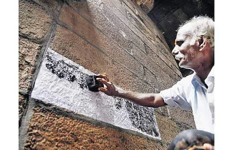 மதுரை மீனாட்சி சுந்தரேஸ்வரர் கோயிலில் உள்ள கல்வெட்டுகளை காகிதத்தில் அச்சு செய்யும் பணியில் திங்கள்கிழமை ஈடுபட்ட தொல்லியலாளர் சொ. சாந்தலிங்கம்.