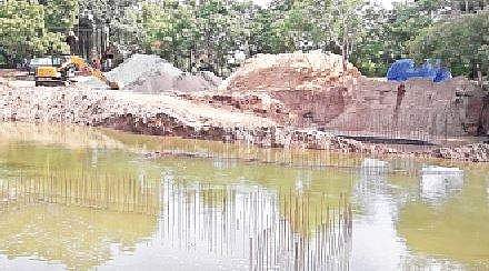 ரூ. 4 கோடி ஒதுக்கீடு: கிடப்பில் பாலம் கட்டும் பணி; 10 கி.மீ. தூரம் சுற்றிச் செல்லும் மக்கள்