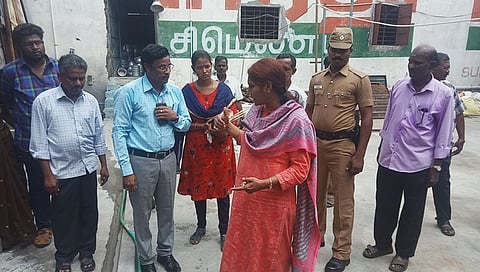 அதிகாரிகளுடன் ஆலோசனை செய்யும் தருமபுரி மாவட்ட ஆட்சியர் சு. மலர்விழி