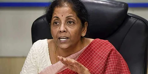 புதுதில்லியில் செய்தியாளர்களைச் சந்திக்கும் நிதியமைச்சர்