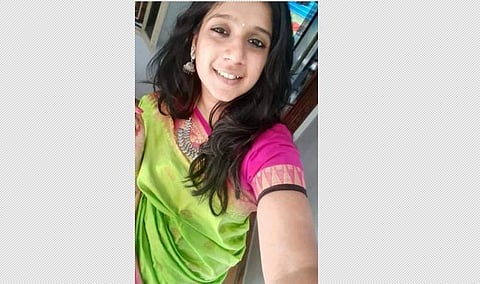 பேனர் விழுந்த விபத்தில் உயிரிழந்த சுபஸ்ரீ | கோப்புப் படம்