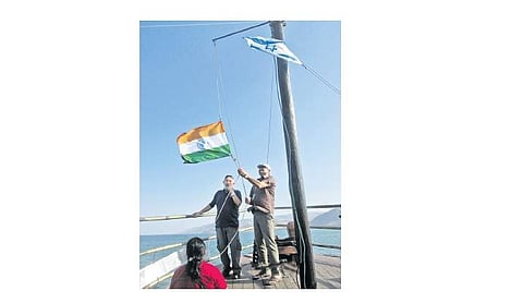கலிலேயா கப்பல் பயணத்தில் கப்பலில் ஏற்றப்படும் இந்திய - இஸ்ரேல் தேசிய கொடிகள்