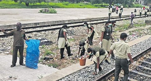 ரயில் நிலையத்தை சுத்தம் செய்த மாணவர்கள்