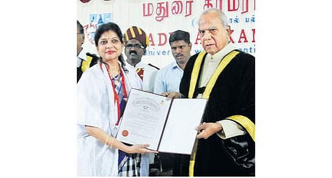 மதுரை காமராஜர் பல்கலைக்கழகத்தில் சனிக்கிழமை நடைபெற்ற 53-ஆவது பட்டமளிப்பு விழாவில் மாநிலங்களவை உறுப்பினர் அன்புமணி ராமதாஸின் மனைவி சௌம்யா அன்புமணிக்கு பி.ஹெச்.டிக்கான சான்றிதழை வழங்குகிறார் பல்கலைக்கழக