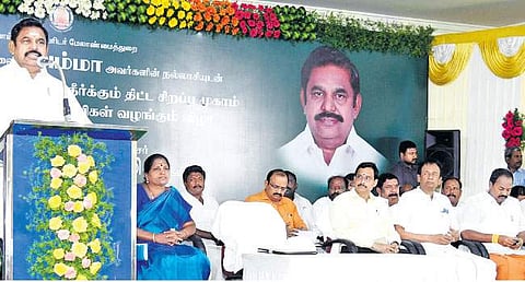 சேலம் நெய்க்காரப்பட்டியில் சனிக்கிழமை நடைபெற்ற சிறப்பு குறை தீர்க்கும் திட்ட முகாமைத் தொடக்கி வைத்து பேசுகிறார் முதல்வர் எடப்பாடி கே.பழனிசாமி. உடன், ஆட்சியர்  சி.அ.ராமன், எம்.எல்.ஏ.க்கள் ஜி.வெங்கடாசலம