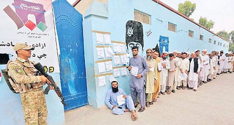 ஆப்கானிஸ்தான் அதிபர் தேர்தலையொட்டி, ஜலாலாபாத் நகரில் அமைக்கப்பட்டிருந்த வாக்குச்சாவடி முன் சனிக்கிழமை காத்திருந்த வாக்காளர்கள்.