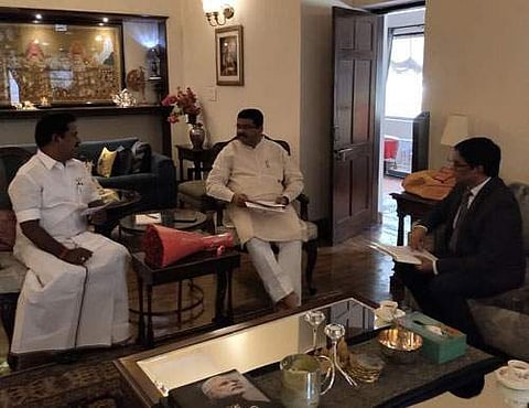 மத்திய அமைச்சர் தர்மேந்திர பிரதானுடன் தமிழக உணவுத்துறை அமைச்சர் காமராஜ் சந்திப்பு