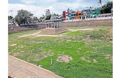 நீரின்றி வறண்டு கிடக்கும் திருவொற்றியூர் தியாகராஜர் சுவாமி திருக்கோயில் குளம்.