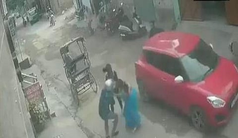 வழிப்பறியில் ஈடுபட்ட நபரை விரட்டிப் பிடித்த தாய்-மகள்!