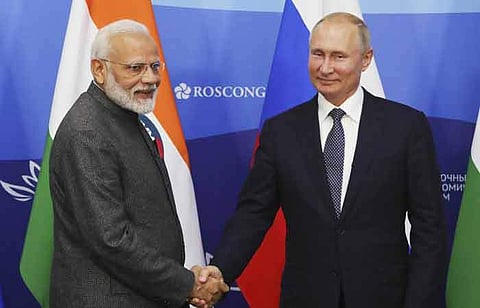 விளாடிவோஸ்டோக் நகரில் புதன்கிழமை இருதரப்பு பேச்சுவார்த்தையில் பங்கேற்க வந்த பிரதமர் நரேந்திர மோடியை கைகொடுத்து வரவேற்கும் ரஷிய அதிபர் விளாதிமிர் புதின்.