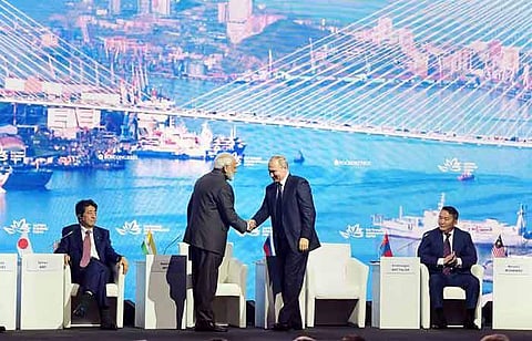 ரஷியாவின் விளாடிவோஸ்டோக் நகரில் வியாழக்கிழமை நடைபெற்ற கிழக்குப் பொருளாதாரக் குழுவின் 5-ஆவது கூட்டத்தில் பிரதமர் நரேந்திர மோடி, ரஷிய அதிபர் புதின், ஜப்பான் பிரதமர் ஷின்ஸோ அபே, 