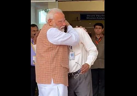 கண்ணீர் விட்டு அழுத இஸ்ரோ தலைவர் சிவனை கட்டிப்பிடித்து ஆறுதல் கூறிய பிரதமர் மோடி