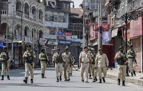 ஜம்மு காஷ்மீர் மாநிலம், ஸ்ரீநகரில் வெள்ளிக்கிழமை பாதுகாப்பில் ஈடுபட்ட போலீஸார்.