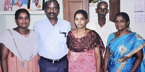 இஸ்ரோ தலைவர் டாக்டர் கே. சிவன் தனது குடும்பத்துடன் இருக்கும் காட்சி