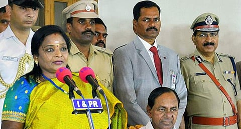 ஹைதராபாதில் உள்ள ஆளுநர் மாளிகையில், தெலங்கானா ஆளுநராக ஞாயிற்றுக்கிழமை பதவியேற்றுக் கொண்ட தமிழிசை செளந்தரராஜன். உடன் முதல்வர் சந்திரசேகர் ராவ் உள்ளிட்டோர்
