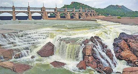 மேட்டூர் அணையின் 16 மதகு வழியாக பாயும் காவிரி - கோப்புப்படம்