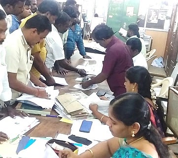 வாக்கு எண்ணிக்கை மையத்தில் செல்வதற்கான அடையாள அட்டையைப் பெற காத்திருக்கும் முகவா்கள்.