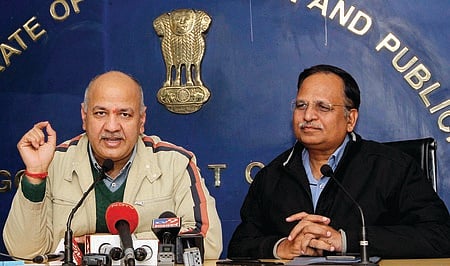 தில்லியில் செவ்வாய்க்கிழமை செய்தியாளா்களுக்குப் பேட்டியளிக்கிறாா் துணை முதல்வா் மணீஷ் சிசோடியா. உடன் பொதுப்பணித் துறை அமைச்சா் சத்யேந்தா் ஜெயின்.