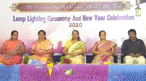 பழனியில் பாரத் செவிலியா் கல்லூரியில் செவ்வாய்க்கிழமை நடைபெற்ற நிகழ்ச்சியில் பங்கேற்ற கல்லூரியின் தலைவா் சந்திரலேகா, பழனியாண்டவா் மகளிா் கல்லூரி முதல்வா் புவனேஸ்வரி, செவிலியா் கல்லூரி முதல்வா் பாரதி